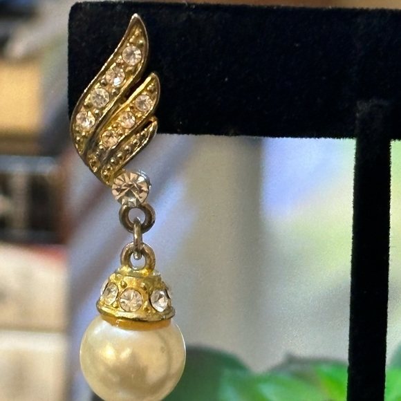 Vintage Pearl and rhinestone pierced earrings. Beautiful luster on pearls. - Picture 10 of 11